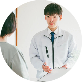 お客様と打ち合わせをする技術者